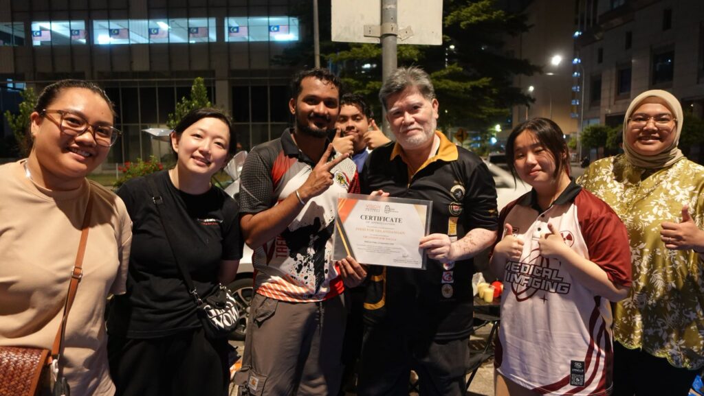 Vision University College students and staff participating in Food for Gelandangan community outreach