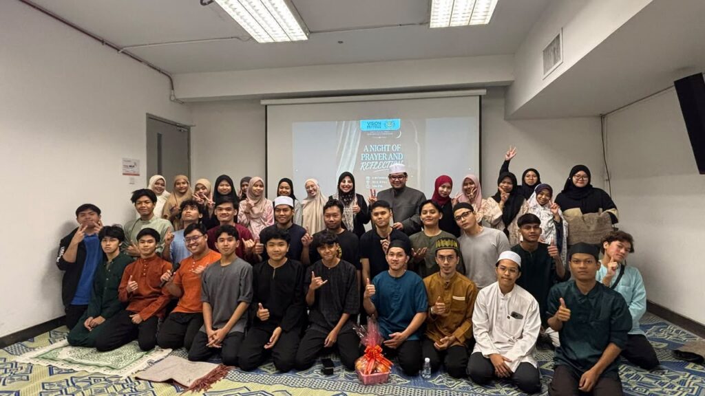 Students and organisers at the Solat Hajat and Yasin Recitation Programme at Vision University College